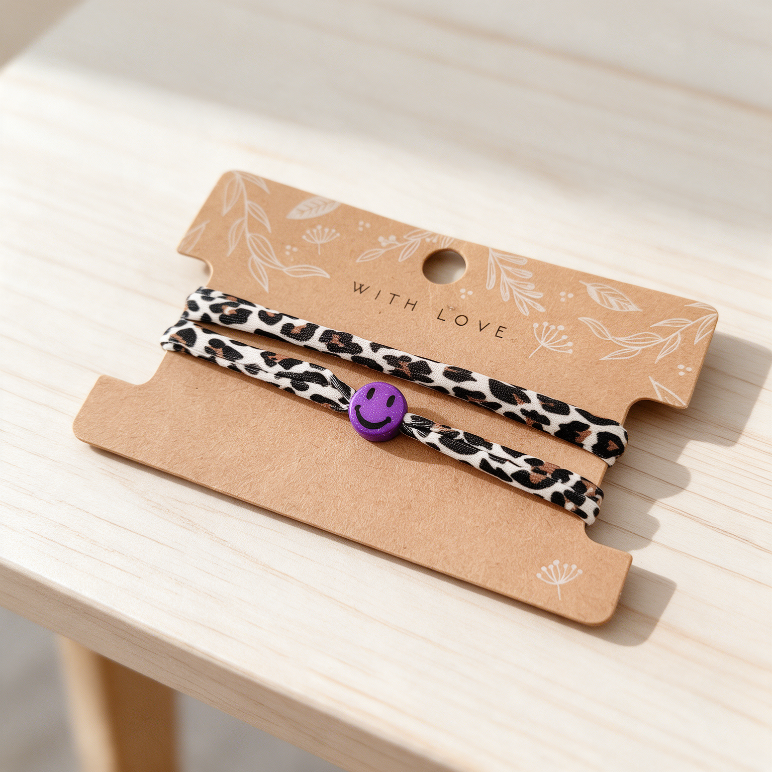 Elastisches Leo Armband mit dem Smiley Anhänger im Ibiza Style - in 7 Farben erhältlich – Bild 14