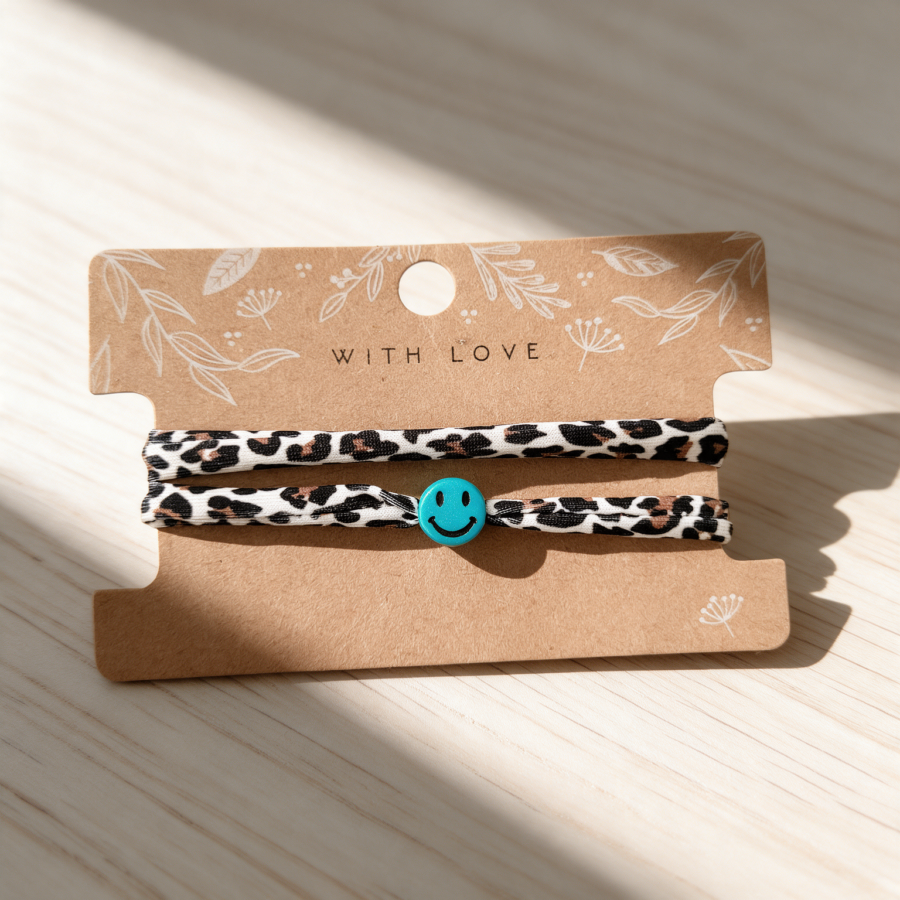 Elastisches Leo Armband mit dem Smiley Anhänger im Ibiza Style - in 7 Farben erhältlich