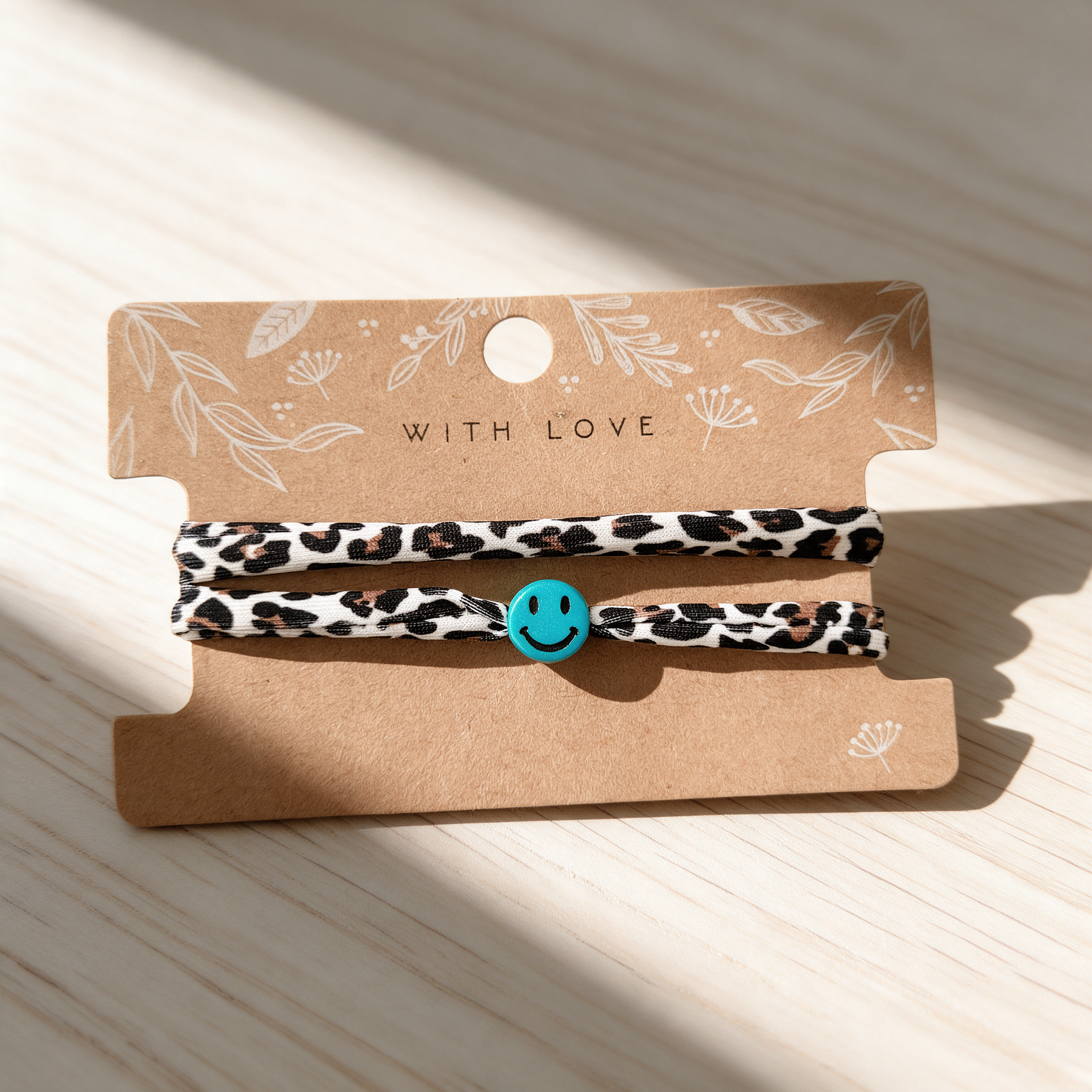 Elastisches Leo Armband mit dem Smiley Anhänger im Ibiza Style - in 7 Farben erhältlich – Bild 2