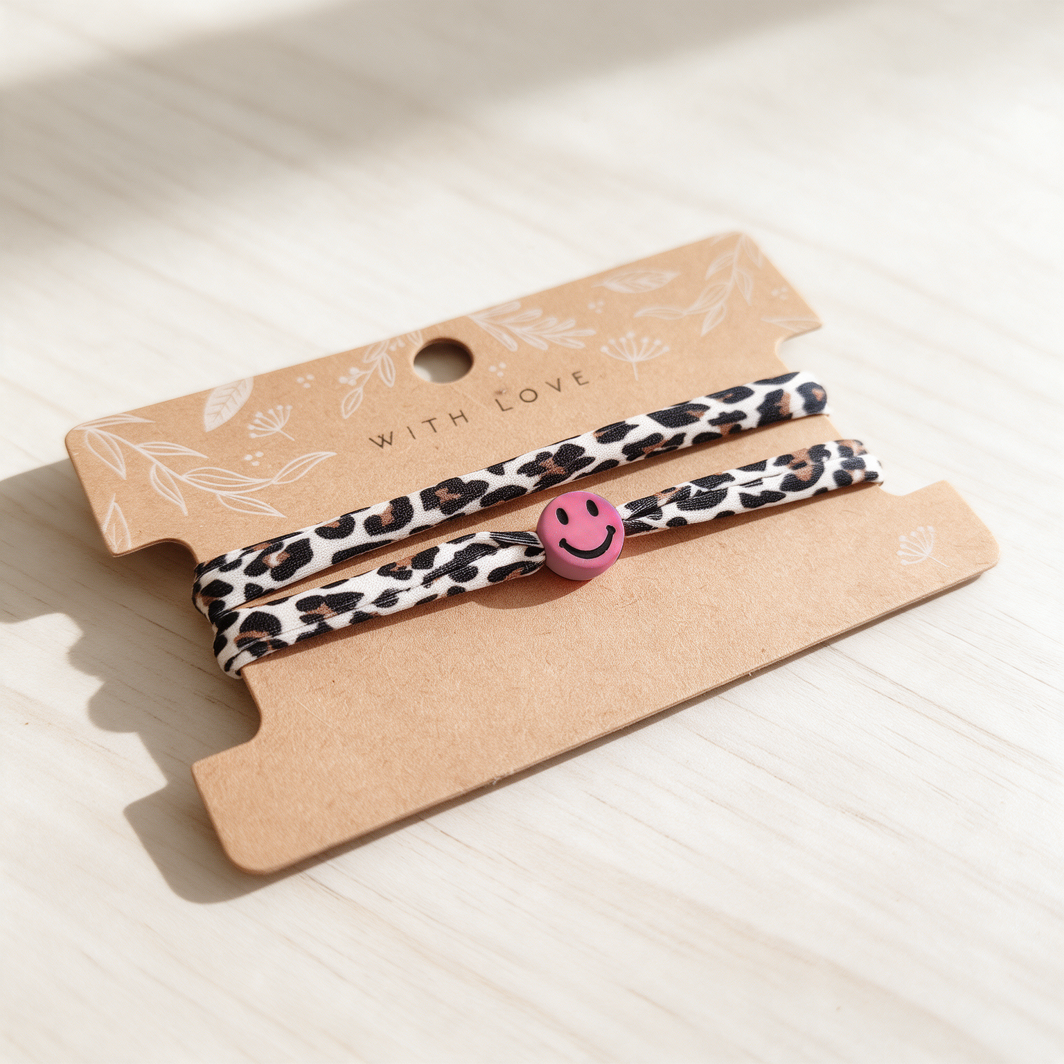 Elastisches Leo Armband mit dem Smiley Anhänger im Ibiza Style - in 7 Farben erhältlich – Bild 3