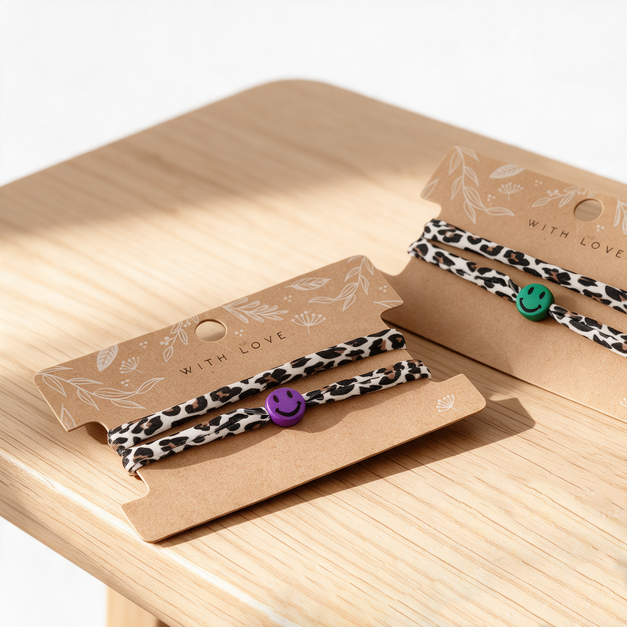 Elastisches Leo Armband mit dem Smiley Anhänger im Ibiza Style - in 7 Farben erhältlich – Bild 5