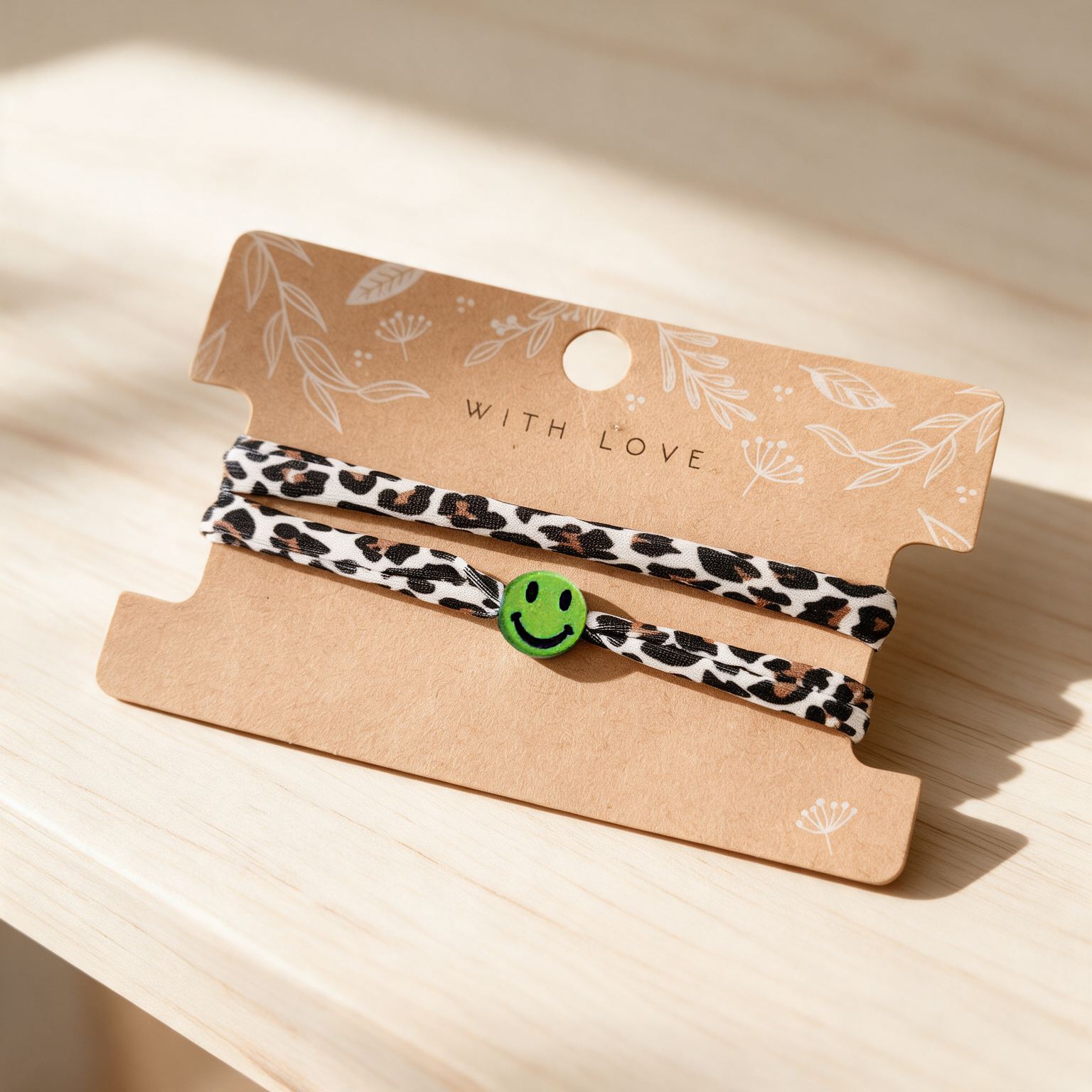 Elastisches Leo Armband mit dem Smiley Anhänger im Ibiza Style - in 7 Farben erhältlich – Bild 7