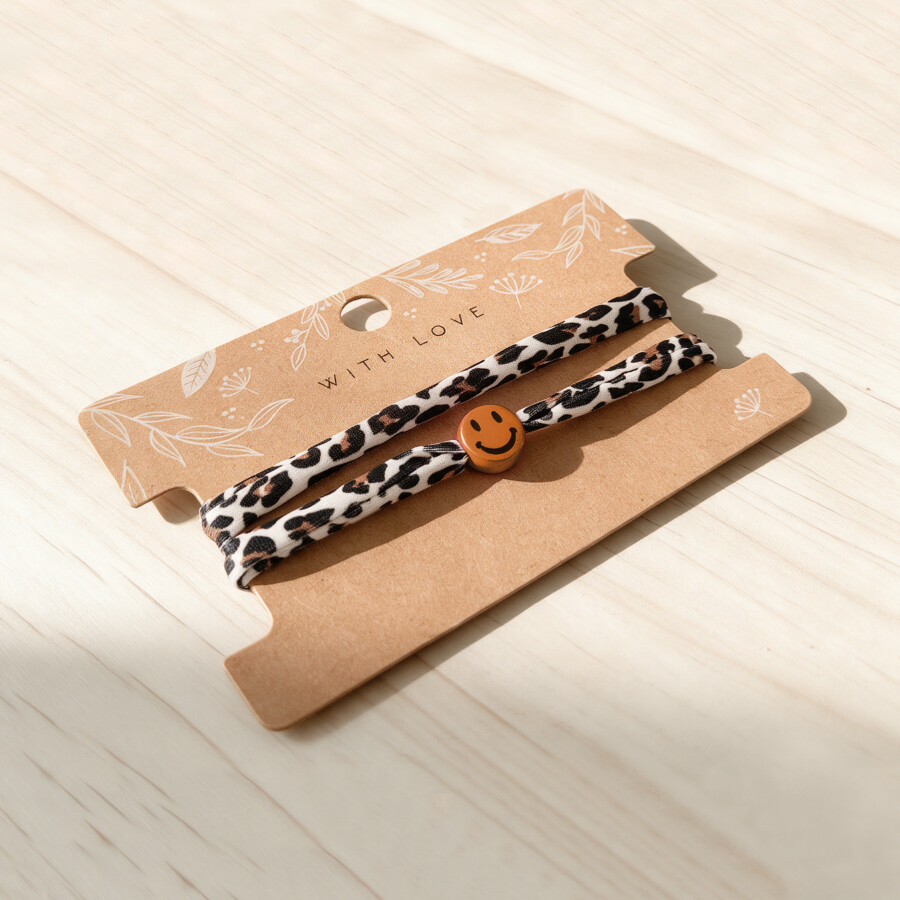 Elastisches Leo Armband mit dem Smiley Anhänger im Ibiza Style - in 7 Farben erhältlich