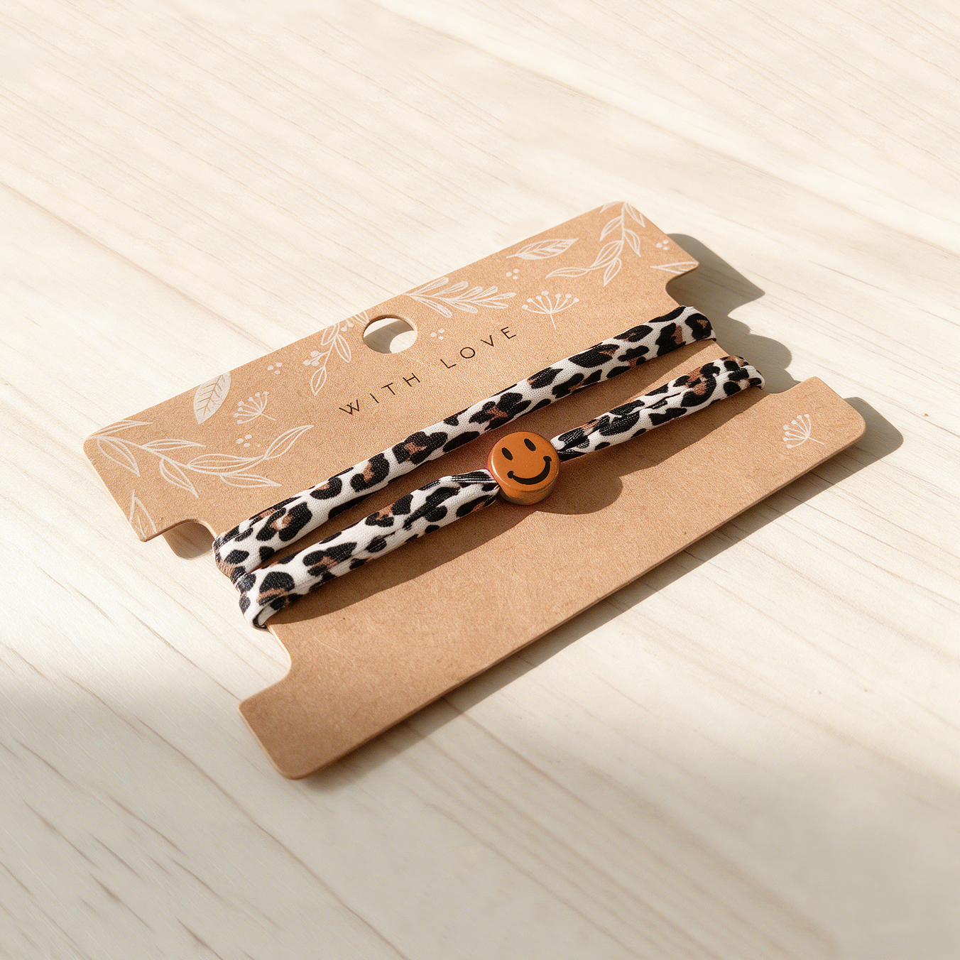 Elastisches Leo Armband mit dem Smiley Anhänger im Ibiza Style - in 7 Farben erhältlich – Bild 8
