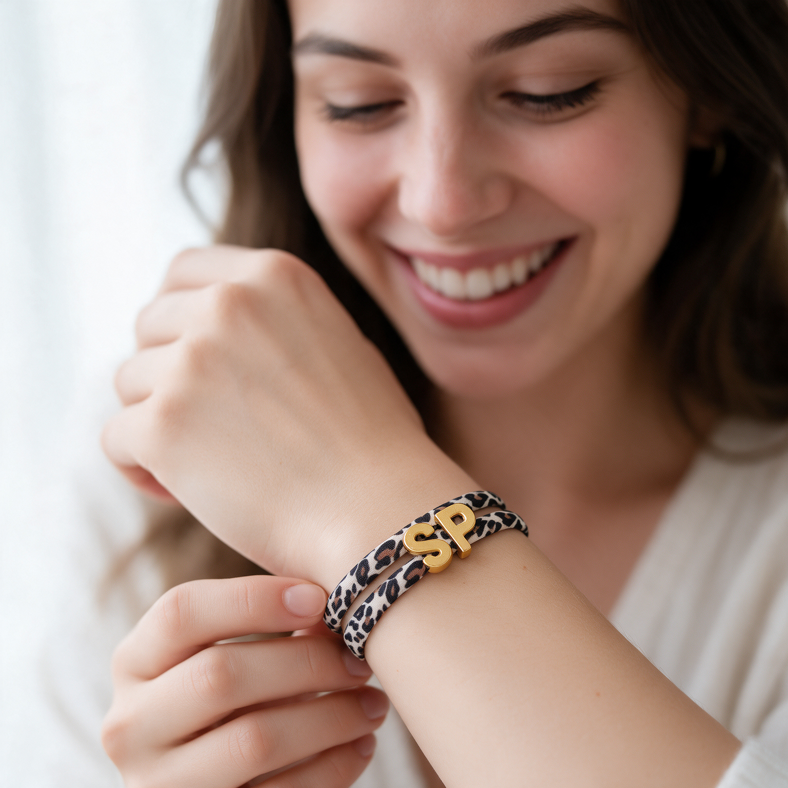 Elastisches Leo Armband mit deinem goldenen Wunschbuchstaben im Ibiza Style. – Bild 2