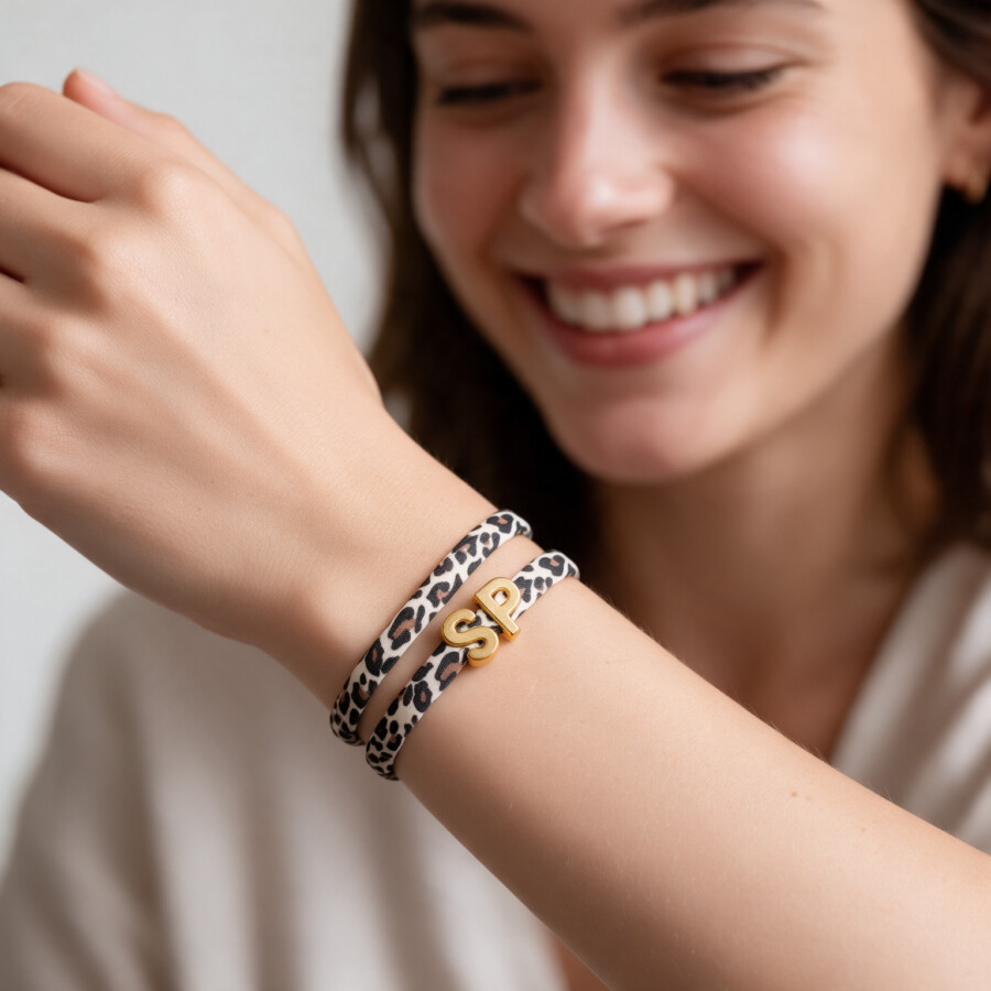 Elastisches Leo Armband mit deinem goldenen Wunschbuchstaben im Ibiza Style.