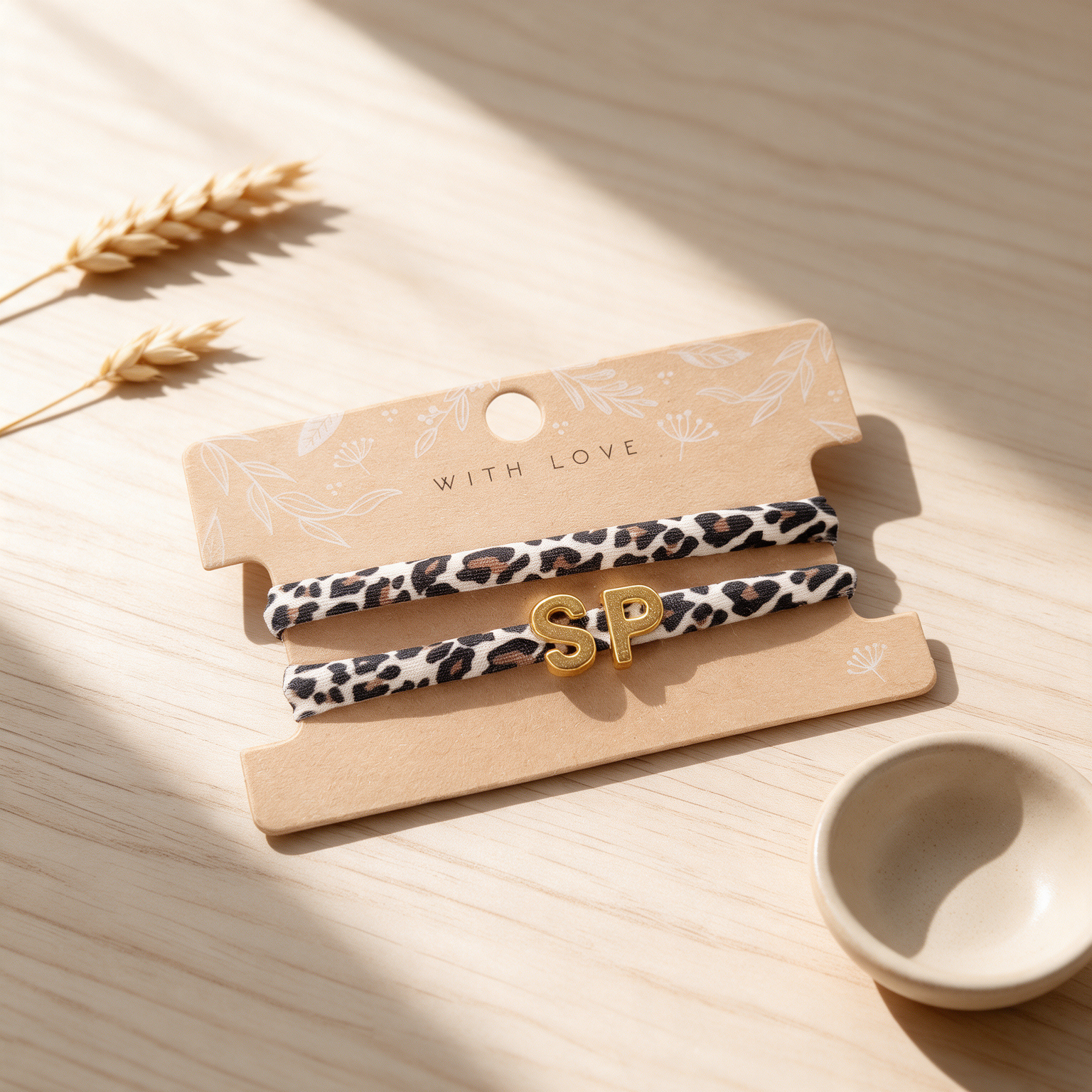 Elastisches Leo Armband mit deinem goldenen Wunschbuchstaben im Ibiza Style. – Bild 4