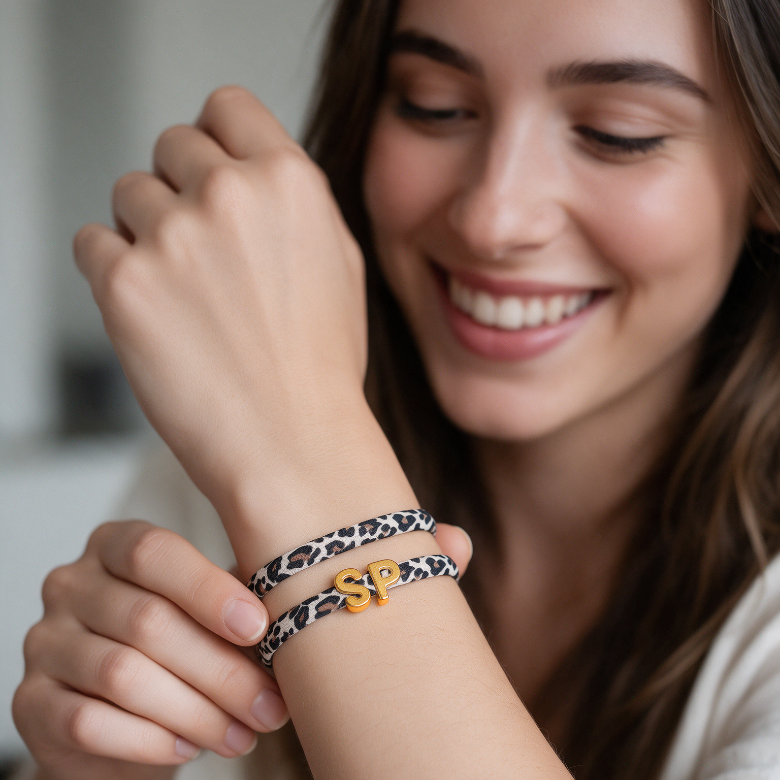 Elastisches Leo Armband mit deinem goldenen Wunschbuchstaben im Ibiza Style. – Bild 5