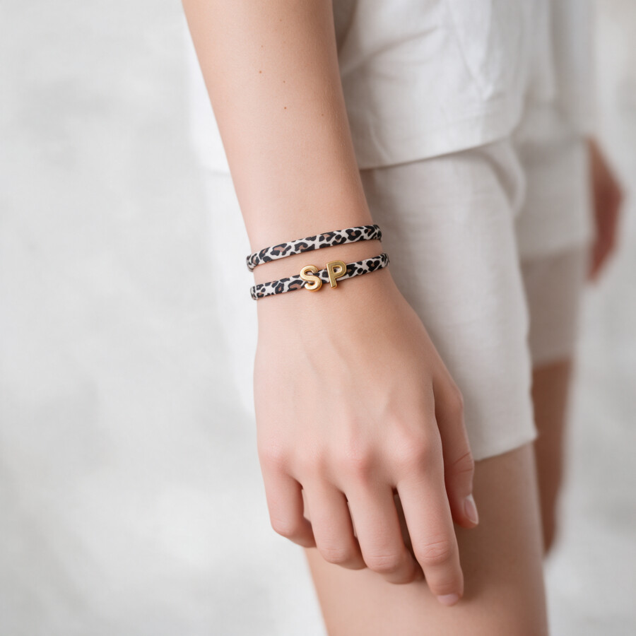 Elastisches Leo Armband mit deinem goldenen Wunschbuchstaben im Ibiza Style.