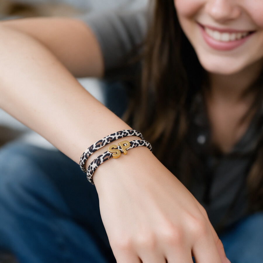 Elastisches Leo Armband mit deinem goldenen Wunschbuchstaben im Ibiza Style.