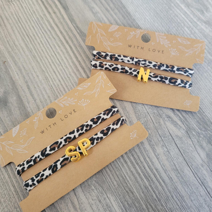 Elastisches Leo Armband mit deinem goldenen Wunschbuchstaben im Ibiza Style.