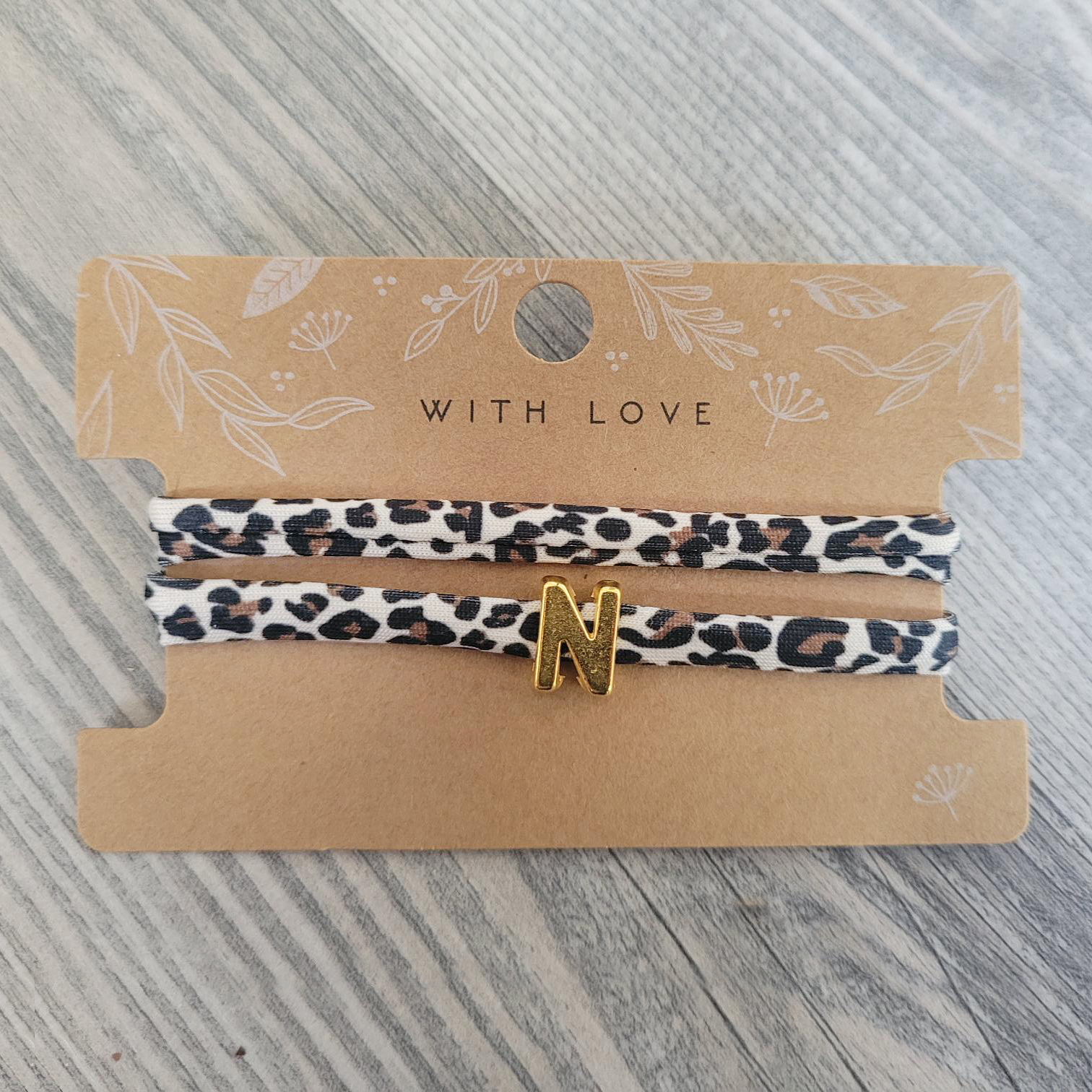 Elastisches Leo Armband mit deinem goldenen Wunschbuchstaben im Ibiza Style. – Bild 11